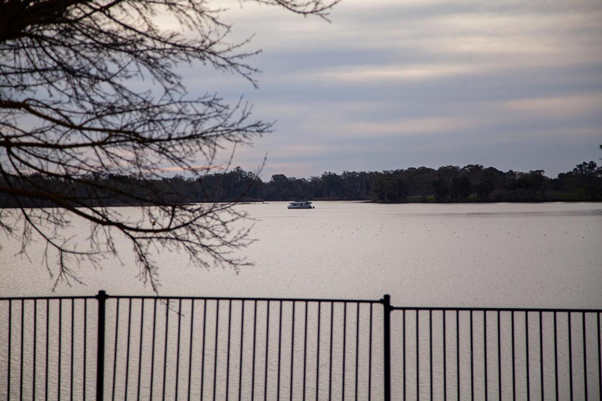 Nagambie Waterfront Motel Экстерьер фото